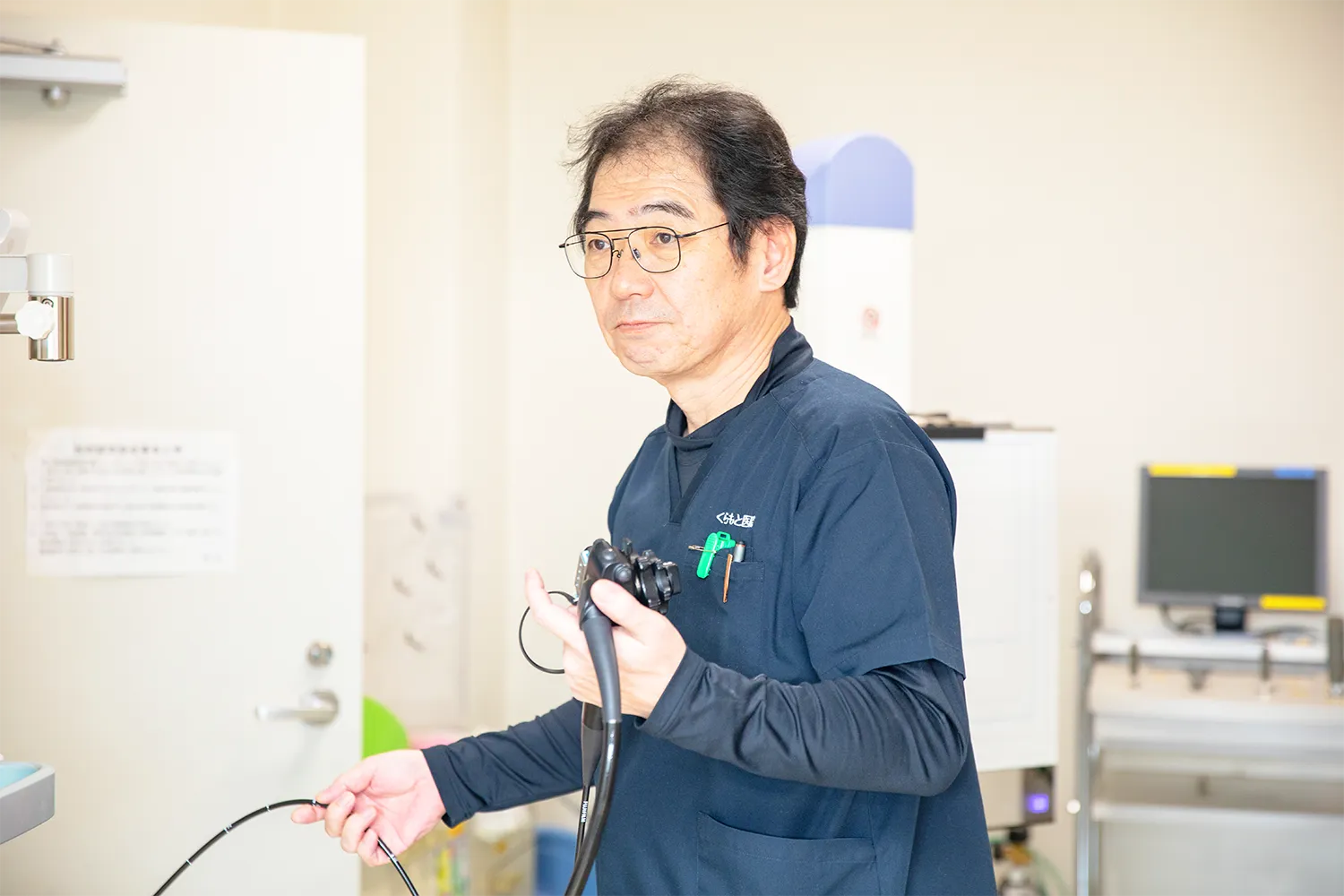 胃カメラを持つ院長