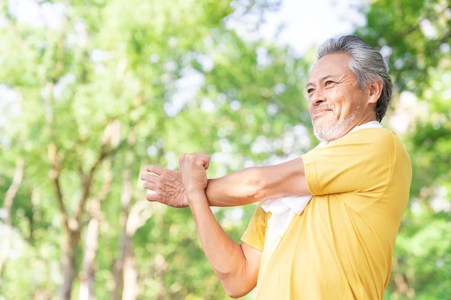 ストレッチをするシニア男性